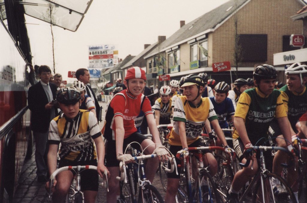 Met terugwerkende kracht als retrorenner in 1987, wordt Dennis Kroonen (in het rood), de nieuwe organisator van de Retrofietsbeurs Dessel. Hij neemt het stokje over van Paule Scheveneels, die afgelopen januari na twaalf geslaagde edities afscheid nam.